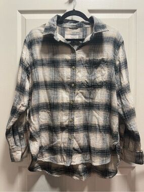 American Eagle Cream and Black Plaid Shirt size M